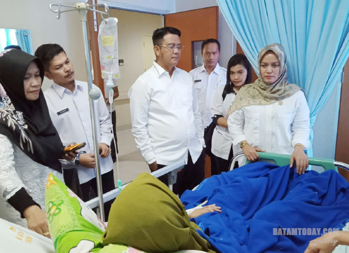 Bupati Bintan, Apri Sujadi saat menyapa pasien operasi gratis MOW